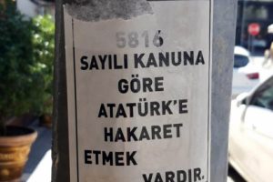 Elektrik direklerine yapıştırılan o &ccedil;ıkartmalara inceleme