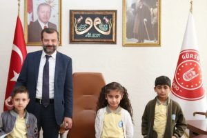 Bursa G&uuml;rsu Belediye Başkanı Işık'ın makamına minik Mustafa oturdu