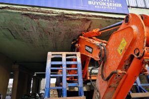 İş makinesi taşıyan TIR k&ouml;pr&uuml; altında sıkıştı