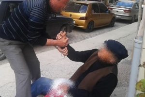 Defalarca yere yığıldı, yardıma gelene de tepki g&ouml;sterdi