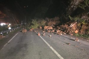 Giresun'da heyelan: Karayolu trafiğe kapandı