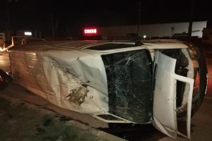 Otomobil ile minib&uuml;s &ccedil;arpıştı! Yaralılar var