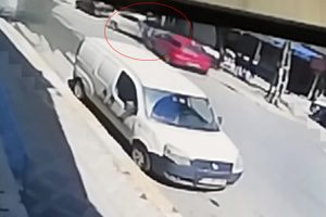 Polisten ka&ccedil;arken, yayaya &ccedil;arptı