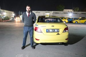 Taksiciden &ouml;rnek davranış: 40 kilometrelik yolu geri d&ouml;nd&uuml;