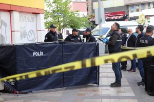 Pencereden atlayan kadın can verdi!