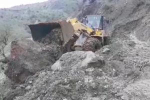 Onlarca tonluk kaya par&ccedil;ası ulaşıma engel oldu