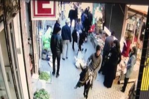 Eşekle pazaryerine giren iki kafadar ortalığı karıştırdı