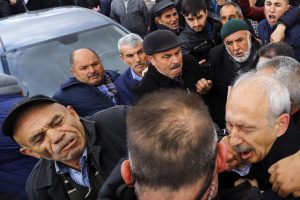 Kemal Kılıçdaroğlu'na saldıran Sarıgün salıverildikten sonra elini öptürdü
