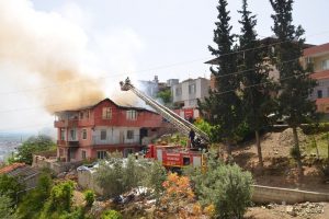 Bunalıma girdi evlerini yaktı