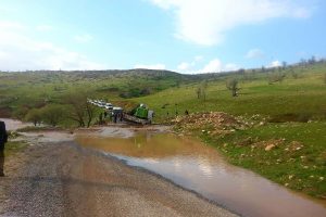 &Ccedil;ekici &ccedil;amura saplandı, yol ulaşıma kapandı