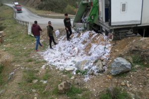 Boş araziye ka&ccedil;ak atık d&ouml;ken firmaya ceza