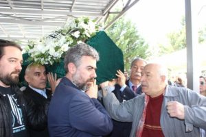 Usta m&uuml;zisyen son yolculuğuna uğurlandı