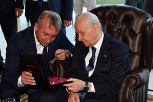 Başkan Aydın, Bah&ccedil;eli'ye Sanat-ı Tesbih hediye etti