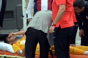 Ma&ccedil; sırasında ağzına arı ka&ccedil;an futbolcu hastanelik oldu