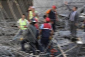 Beton d&ouml;k&uuml;m&uuml; sırasında 3 iş&ccedil;i molozların arasında kaldı