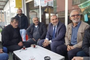 Başkan Sandık&ccedil;ı halkla kucaklaşıyor