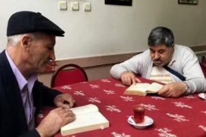 Kitap okuyana &ccedil;ay ve kahve bedava