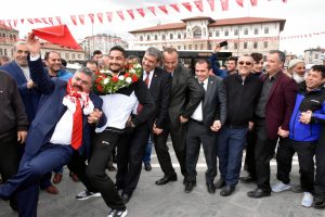 Taha Akg&uuml;l, coşkuyla karşılandı
