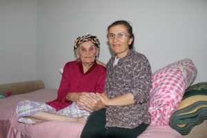 Alzheimer hastası yaşlı kadının evi onarıldı