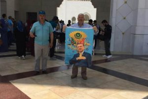 Bursalı eski belediye başkanına Dubai'de Erdoğan posterine gözaltı