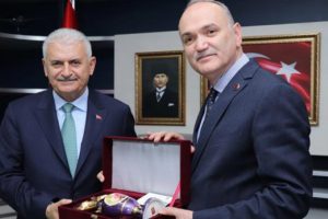 Binali Yıldırım'dan Düzce Belediye Başkanı Özlü'ye tebrik ziyareti