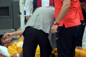 Maç sırasında ağzına arı kaçan futbolcu hastaneye kaldırıldı
