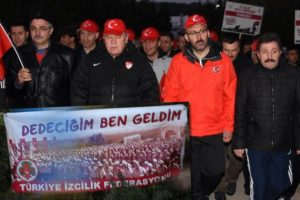 &Ccedil;anakkale'de 8 bin T&uuml;rk, dedelerinin izinde y&uuml;r&uuml;d&uuml;