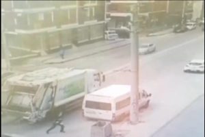 Temizlik g&ouml;revlisinin &ouml;l&uuml;mden d&ouml;nd&uuml;ğ&uuml; kaza kamerada