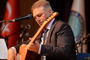 'Bağlamanın Rekt&ouml;r&uuml;'nden Bursa Uludağ &Uuml;niversitesi'nde konser