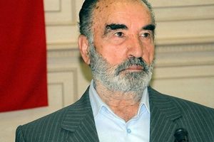 "Eline para ge&ccedil;en dindarlar israfta dinsizleri ge&ccedil;ti"