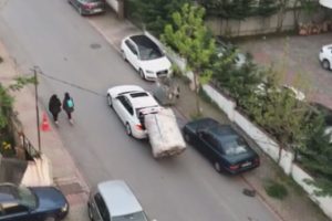 Yokuşu &ccedil;ıkamayan kağıt toplayıcı &ccedil;ocuğa b&ouml;yle yardım etti