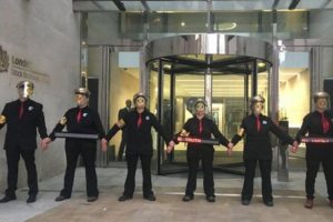 G&ouml;stericiler Londra Borsası'na girişi engelledi