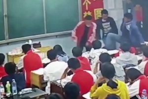 Derste konuşan ve yemek yiyen &ouml;ğrencilerini b&ouml;yle darp etti