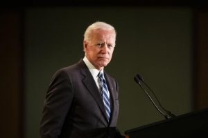 Biden, Trump'ın &ouml;n&uuml;ne ge&ccedil;ti