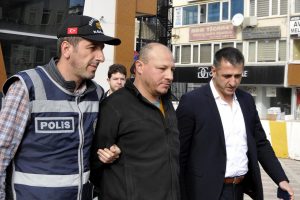 M&uuml;ebbet hapse &ccedil;arptırıldı, avukatları &ouml;ld&uuml;rmekle tehdit etti!