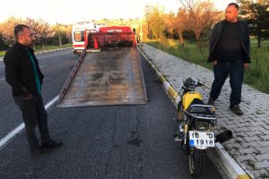 K&ouml;peklerin kovaladığı motosiklet devrildi! 2 kişi...