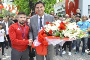 Şampiyon g&uuml;reş&ccedil;iye coşkulu karşılama