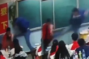 Derste yemek yiyen &ouml;ğrencileri tekme tokat d&ouml;vd&uuml;