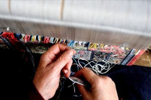 3 yılda dokuyorlar 9 bin lira kazanıyorlar