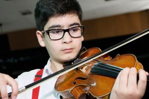 Mozart &ouml;d&uuml;ll&uuml; Ali kemanını elinden bırakmıyor