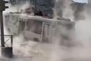 Sıcak su hattı patladı, yol &ccedil;&ouml;kt&uuml;! Mahsur kalanlar var