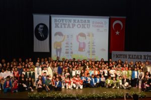 Bursa'da boyları kadar kitap okudular, &ouml;d&uuml;lleri aldılar
