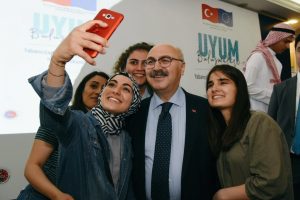 Yabancı uyruklu &ccedil;ocuklar ve gen&ccedil;ler Aydın Valisi ile selfie yarışına girdi