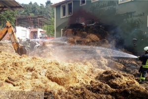 &Ccedil;evre temizliği i&ccedil;in yakılan ateş 400 balya samanı yaktı