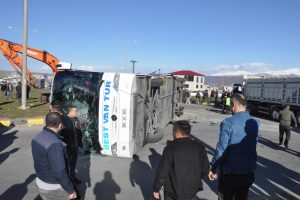 Yolcu otob&uuml;s&uuml; ile TIR birbirine girdi: &Ccedil;ok sayıda yaralı var