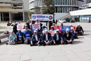 İşten &ccedil;ıkarılan belediye iş&ccedil;ileri oturma eylemini s&uuml;rd&uuml;rd&uuml;