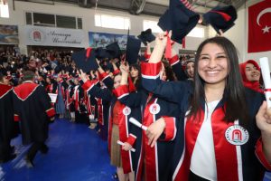 Fen-Edebiyat ve Sağlık Bilimleri Fak&uuml;ltelerinde mezuniyet sevinci