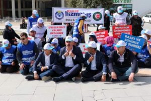 Bolu Belediyesi'nde işten &ccedil;ıkarılan iş&ccedil;ilerden oturma eylemi