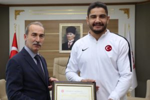 Taha Akg&uuml;l y&uuml;ksek lisans diplomasını aldı