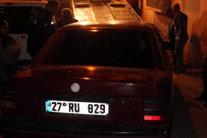 Polise ateş a&ccedil;ıp, bı&ccedil;akla saldırdılar: 1 polis yaralı